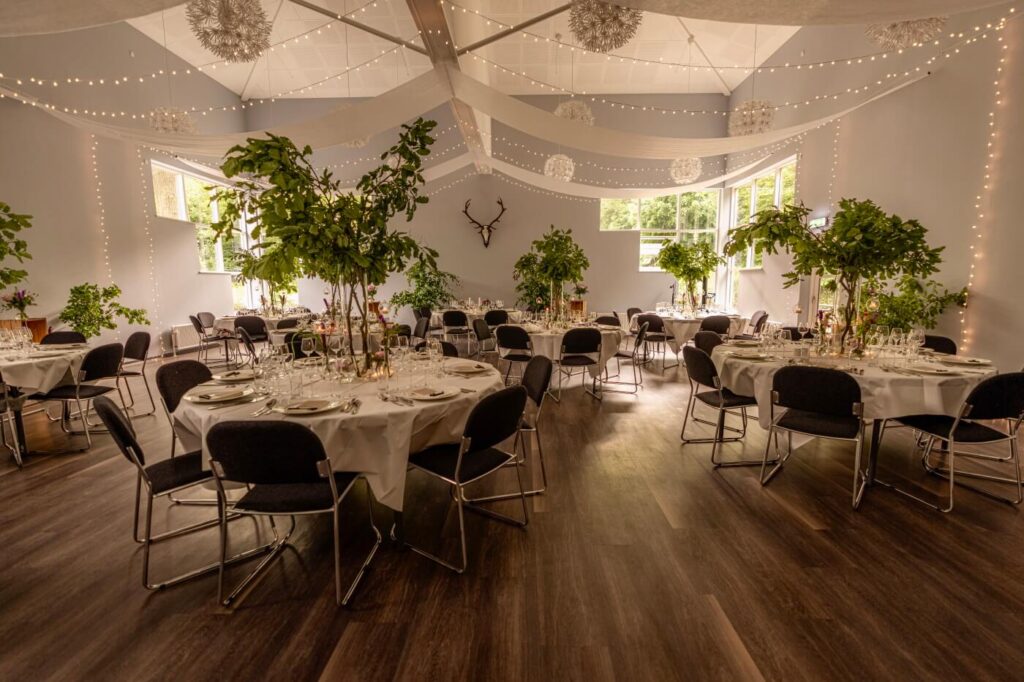 Opdækning af bord til bryllup