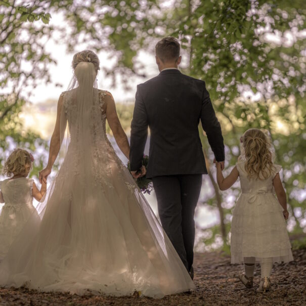 Bryllupsbillede i bøgeskoven med kig til Skælskør Nor