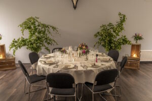 Naturen er inddraget i indretningen ved bryllup i Lystskoven