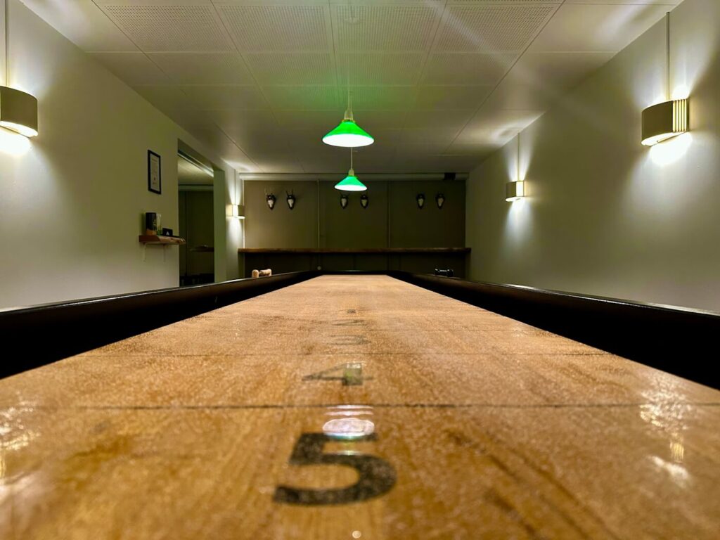 Shuffelboard i barområdet