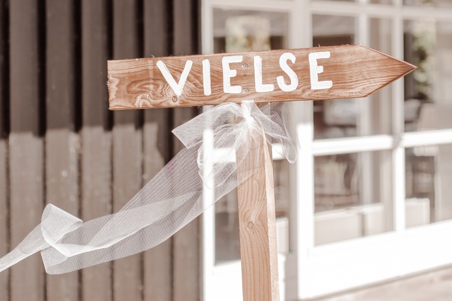 Skilt til vielsen på Lystskoven